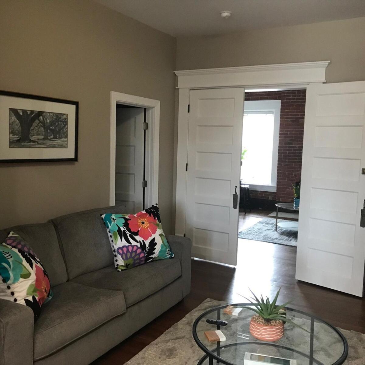 Big Brick 2 Bedroom In Victorian Village *