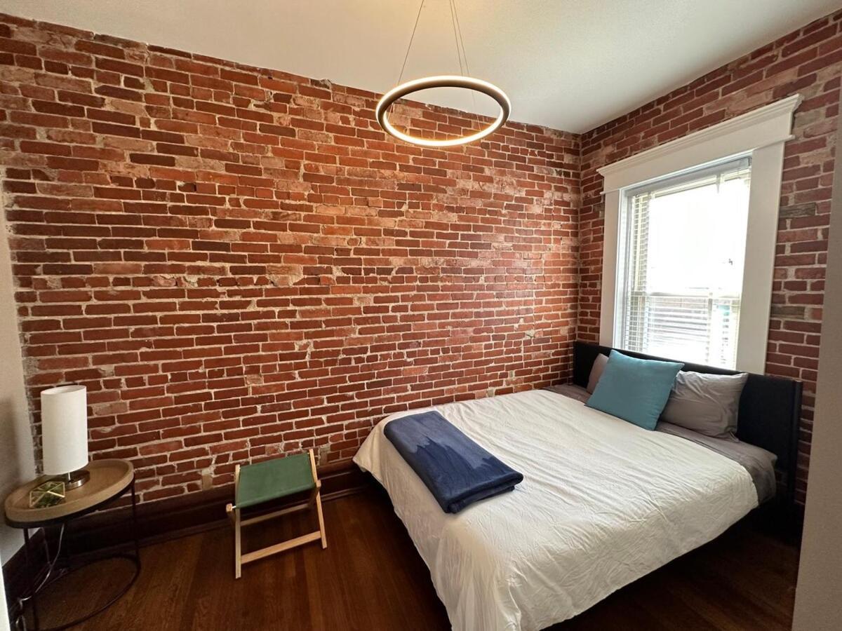 Big Brick 2 Bedroom In Victorian Village *
