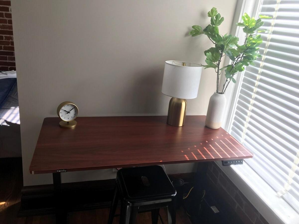 Big Brick 2 Bedroom In Victorian Village *