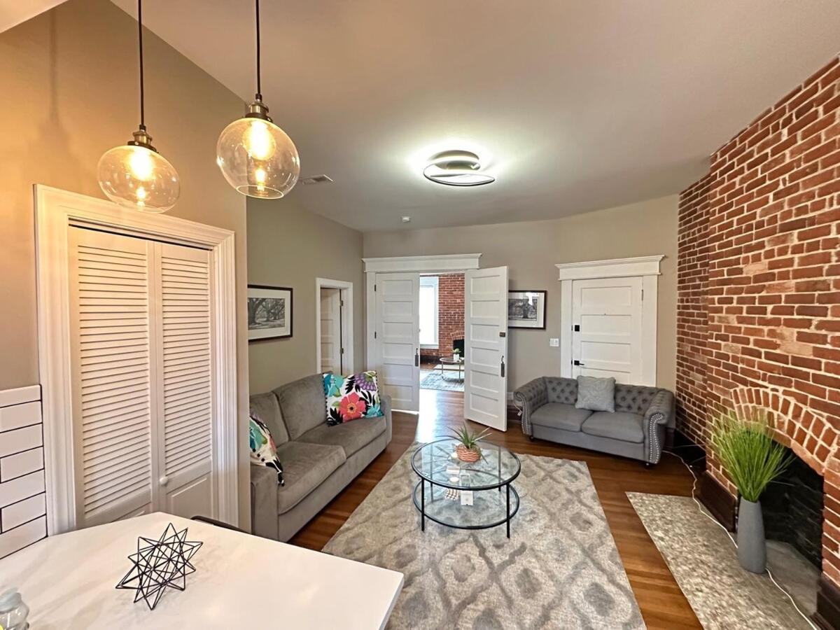 Big Brick 2 Bedroom In Victorian Village Columbus